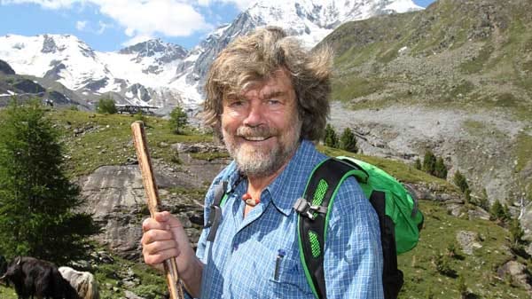 Zum 25. mal treibt Reinhold Messner auf diesem Bild seine aus Tibet mitgebrachten Yaks von Sulden aus auf die Schaubach Hütte am Fuße der Ortlergruppe.