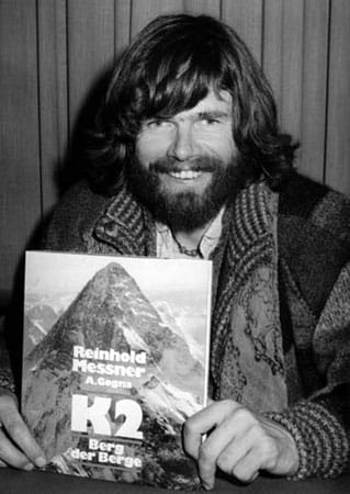 Über seine abenteuerlichen Expeditionen veröffentlichte Messner zahlreiche Bücher. Der Bergsteiger Reinhold Messner stellt am 3. März 1980 auf einer Pressekonferenz in Zürich sein Buch "K 2 - Berg der Berge" vor.