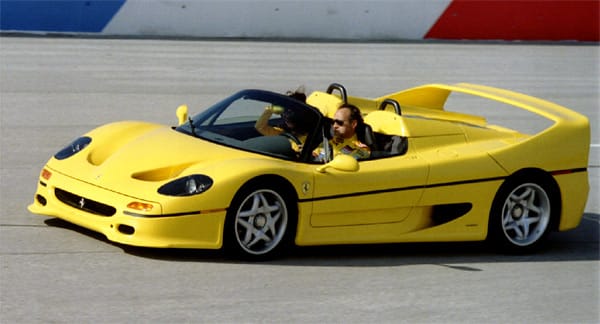 Der Ferrari F50, der 1995 mit einer Leistung von 520 PS debütierte, war ein Geschenk des Unternehmens an sich selbst. Mit dem Supersportler feierte man den 50. Geburtstag der Edelschmiede. Er wurde 349 Mal gebaut und ist Ferraris einziger Supersportwagen, der auch offen gefahren werden kann.