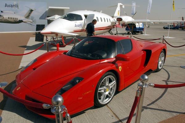 Der Enzo wurde zwischen 2002 und 2004 gebaut. Der Wagen war zeitweise der schnellste für die Straße zugelassene Ferrari und wurde nach dem Firmengründer Enzo Ferrari benannt. Der Wagen war eine Hommage an den Commendatore und wurde von Ferrari als limitierte Auflage mit V12-Motor und 660 PS verkauft.