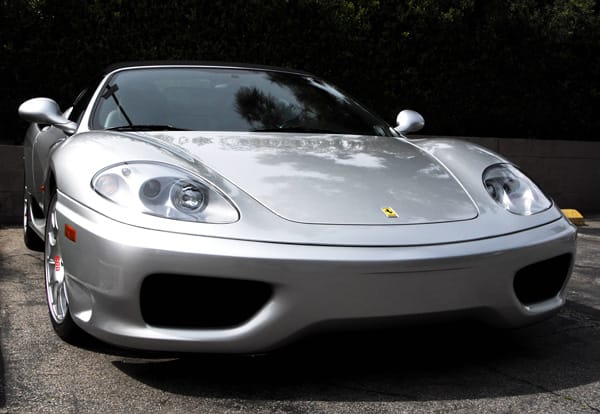 Hier der Ferrari 360 Modena, der im Jahr 1999 Premiere feierte. Er ist benannt nach der Stadt Emilia Romagna, wo Ferrari klassischerweise seine Achtzylinder-Mittelmotorwagen baut.
