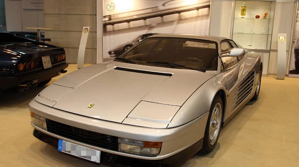 Den Anfang bei unseren Highlights macht ein echter Klassiker: Ein Ferrari Testarossa ist eine Herausforderung für die Sinne. In diesem Auto fällt es nämlich schwer cool zu bleiben. Deshalb auch der Name: Testa rossa - roter Kopf. Im Jahr 1984 startete der Testarossa. 1991 kam die Variante 512 mit stärkerem 428-PS-Motor hinzu.