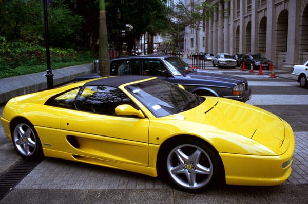Nicht jeder Ferrari ist auch ein roter Renner. Den Ferrari F355 gab es ab 1994 als Coupé und Cabrio. Der Wagen glänzte vor allem mit einer guten Fahrdynamik, die sich aus dem geringen Gewicht von gerade mal 1350 Kilo ergab.