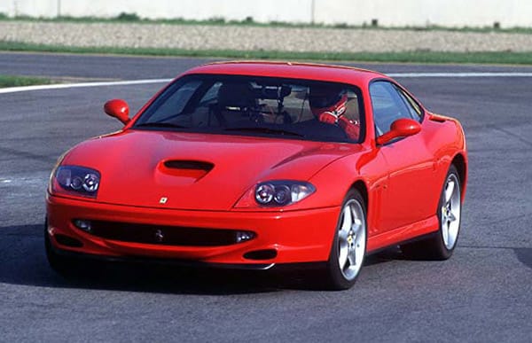 Der Ferrari F 550 Maranello wurde 1996 präsentiert und wurde zu einer wahren Design-Ikone: Der Wagen nimmt Elemente vom legendären 250 GTO und vom Daytona auf und wirkt trotz normaler Maße sehr filigran.
