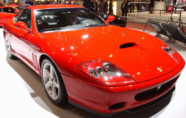 Ebenfalls im Jahr 2002 brachten die Italiener den Ferrari 575 M Maranello auf den Markt. Herzstück des Wagens war der Motor. Beim klassischen Berlinetta-Konzept sitzt ein 12-Zylinder-Motor vorne und Antrieb erfolgt über die Hinterräder.