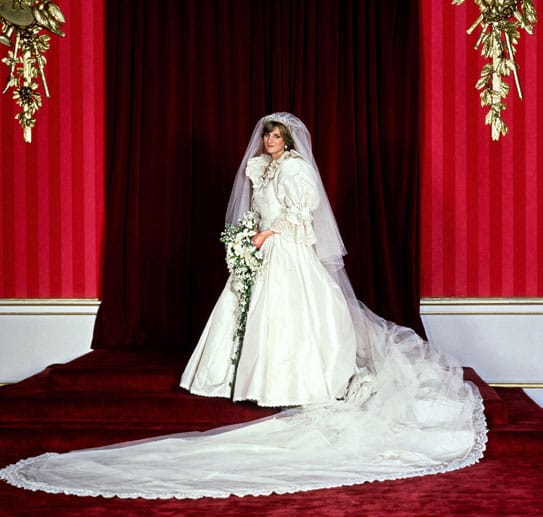 Prinzessin Diana in ihrem bekannten Hochzeitskleid.