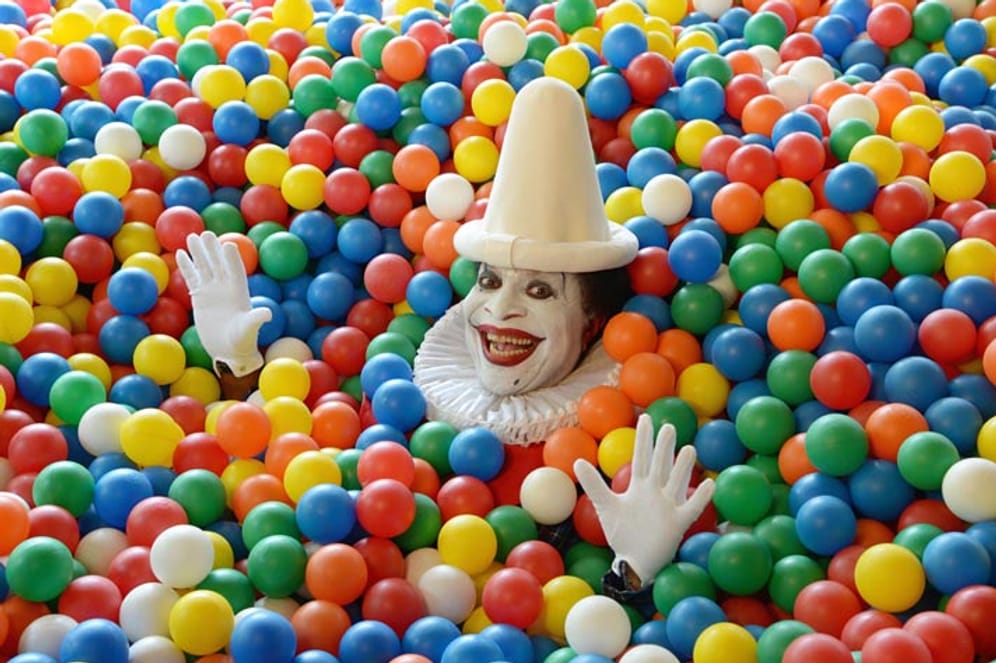 Roberto Blanco ließ sich als Clown im Bällchenbad für den "Glam Shots"-Kalender ablichten.