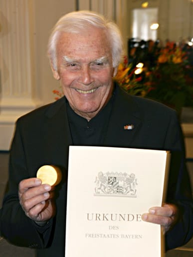2006 zeigt er in München (Oberbayern) die Bayerische Staatsmedaille für Soziale Dienste in die Kamera, die er zuvor von Bayerns Sozialministerin Stewens für seine Verdienste als Botschafter des UN-Kinderhilfswerks UNICEF bekommen hatte.