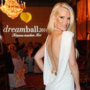 Mirja du Mont zeigte sich perfekt gestylt in einem sehr tief ausgeschnittenen Kleid - wunderschön.