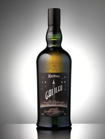 Der schottische Whiskyhersteller Ardbeg setzt auf seltene Editions und geschicktes Marketing: Der "Galileo" ist eine limitierte Abfüllung von zwölf Jahre altem Single Malt Whisky aus dem Jahr 1999. Er stammt aus drei verschiedenen Fasstypen und kostet um 200 Euro.