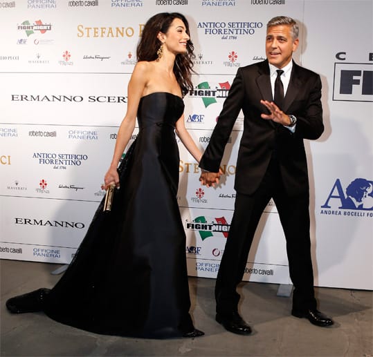 Am 12. September sorgten in London Gerüchte für Aufruhr, Clooney werde sich mit seiner Verlobten Amal im Standesamt in der Chelsea Old Town Hall vermählen. Dutzende Kamerateams, Fotografen und Reporter rückten an - doch von dem Hollywoodstar fehlte jede Spur.
