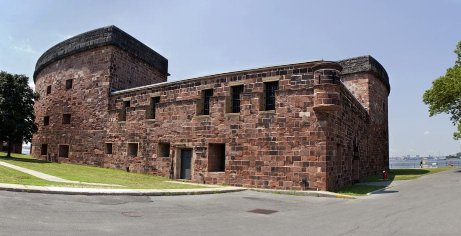 Viele der Besucher zieht es zu Castle Williams, ein nahezu kreisrundes Bauwerk aus rotem Sandstein. Es diente früher als Befestigungsanlage, dann als Militärgefängnis und Kaserne.