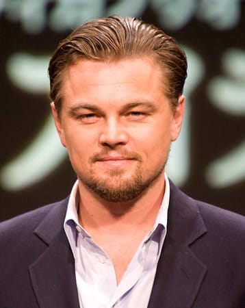 Der US-Schauspieler Leonardo DiCaprio trägt einen Henriquatre. Hier umschließt ein Haarkranz den Mund und bedeckt das Kinn, reicht aber nicht bis zu den Backen.