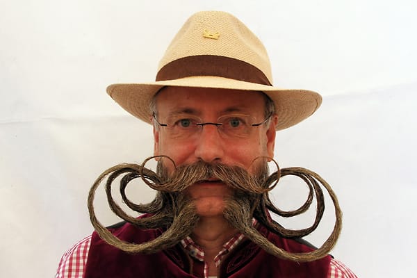 Dieser Bart braucht Jahre, bis er so gewachsen ist: Der viermalige Bartweltmeister Jürgen Burkhardt trägt einen imposanten kaiserlichen Backenbart.