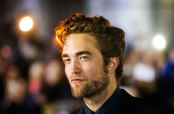 Auch dem sonst eher jung wirkenden Robert Pattinson steht der 3-Tage-Bart. Diesen lässt er jedoch öfters zum Vollbart wachsen.