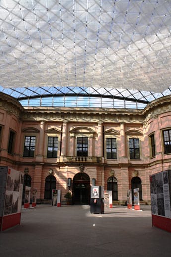 Die deutsche Geschichte in Bildern und Zeugnissen erleben Besucher des Deutschen Historischen Museums in Berlin, das auf Platz sechs landet