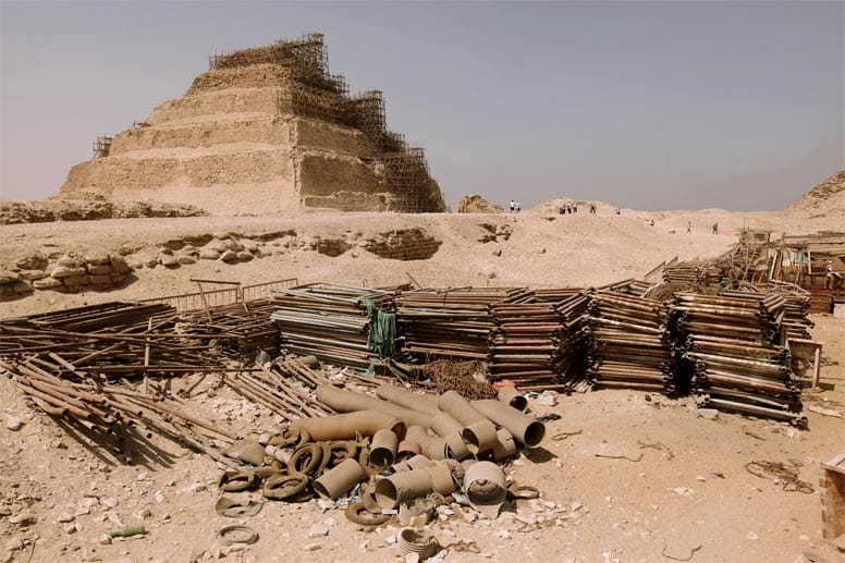 Archäologen werfen der Ägyptischen Regierung vor, die Djoser-Pyramide nicht sachgemäß zu restaurieren.