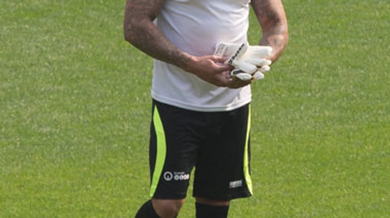 Ex-Nationaltorwart Tim Wiese denkt nach seiner aktiven Karriere als Profifußballer aktuell darüber nach, als Profi-Wrestler weiterzumachen. Dafür hat sich der früherer Bremer Rückhalt mächtig Muskeln antrainiert. Ein offizielles Angebot der WWE liegt ihm schon vor - noch ist allerdings keine endgültige Entscheidung gefallen.