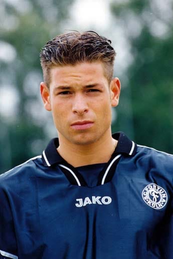 Tim Wiese beginnt seine Laufbahn im Jahr 1987 als Stürmer in der E-Jugend des DJK Dürscheid. Zwei Jahre später wechselt er zur Jugend von Bayer 04 Leverkusen, wo er von seinem Trainer aufgrund von Achillessehnenproblemen zum Torhüter umfunktioniert wird. Als überzeugender Keeper durchläuft er daraufhin alle Jugendmannschaften im Werksklub. 1999 landet er schließlich beim SC Fortuna Köln (im Bild) in der Regionalliga Nord - seiner ersten Herren-Mannschaft.
