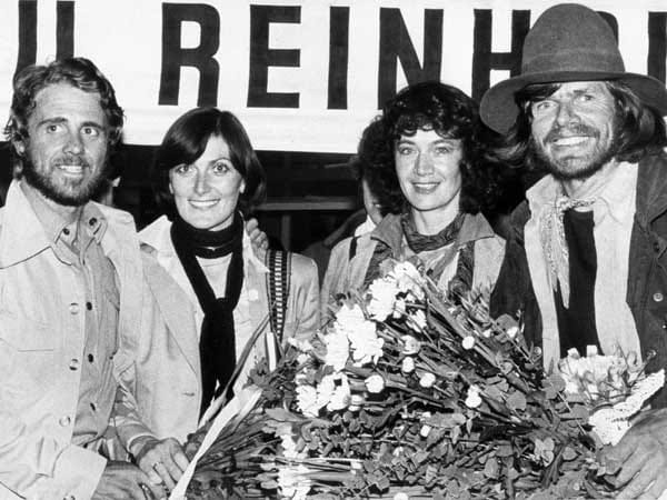 Triumphaler Empfang für Reinhold Messner und Peter Habeler (im Bild links) am Münchner Flughafen.