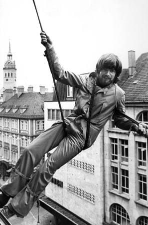 Schon in den 70er Jahren wurde Reinhold Messner zum Medienliebling. Hier schwebt er 1976 über den Dächern von München, um Werbung für seinen selbstentworfenen Sturmanzug zu machen.