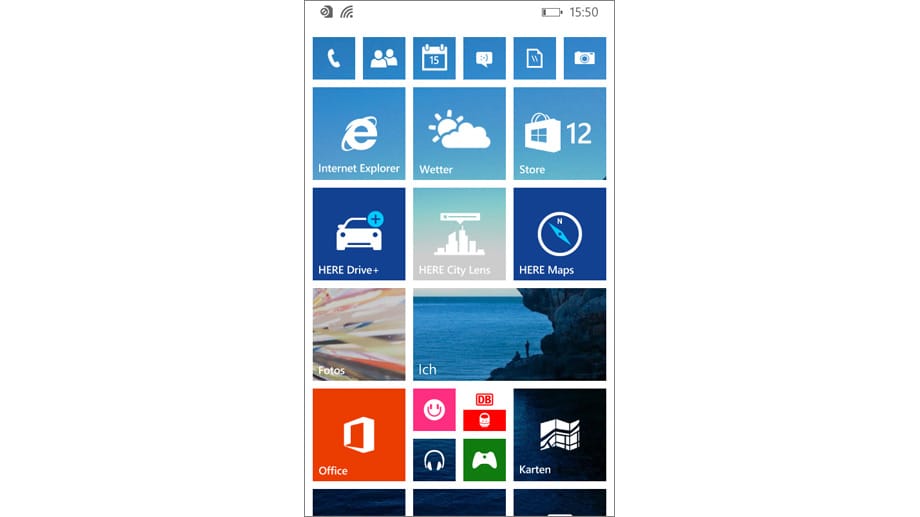 Windows Phone 8.1 von Microsoft ist durch die Kachel-Optik leicht erkennbar. Die Kacheln lassen sich individuell auf dem Homescreen anordnen und in der Größe in mehreren Stufen verändern, der Hintergrund kann schwarz oder weiß sein. Bei manchen Kacheln scheint das Hintergrundbild durch. Der Homescreen verlängert sich je nach Anzahl der Kacheln nach unten.