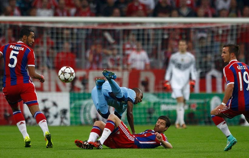 Xabi Alonso (am Boden) geht mit vollem Einsatz gegen Citizen Fernandinho (oben) in den Zweikampf.