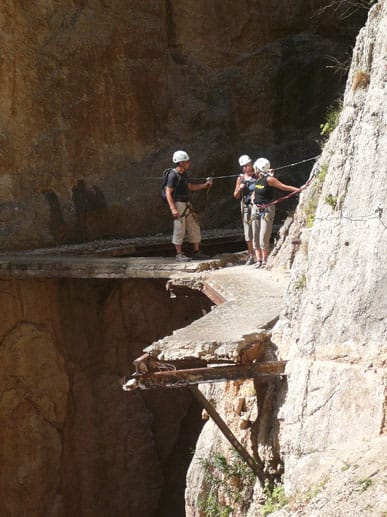 Darüber hinaus finden sich zahlreiche Ratgeber und Fotostrecken, in denen der Klettersteig erläutert wird, denn El Chorro ist ein großes Klettergebiet mit Hunderten von Routen, von denen einige über den Weg zu erreichen sind.