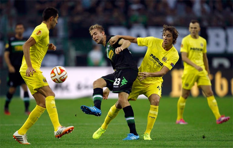 Der Borusse Christoph Kramer (Mitte) behauptet den Ball gegen zwei Spieler des FC Villarreal.