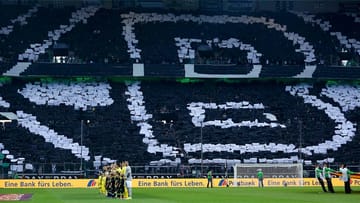 Beeindruckende Choreographie der Fans von Borussia Mönchengladbach vor Beginn der Partie gegen den spanischen Gast FC Villarreal.