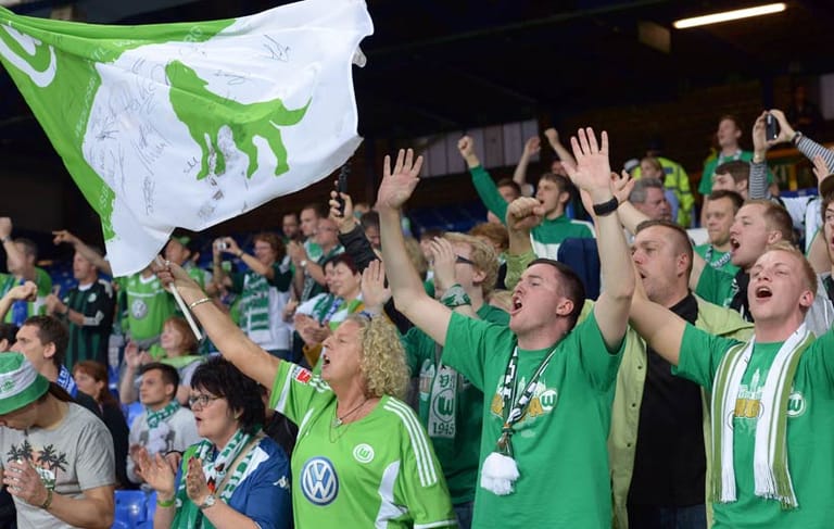 Keine Choreographie aber auch die Wolfsburg-Anhänger feuern ihre Mannschaft an.