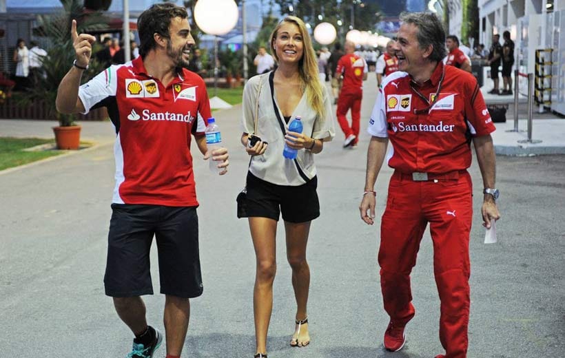 Auf der suche nach der Erfolgsspur ist auch Ferrari. Jüngst wurde der Präsident des Sportwagenherstellers ersetzt. Bei Fernando Alonso (li.), seiner Freundin Dasha Kapustina und Co. herrscht trotzdem blendende Laune.
