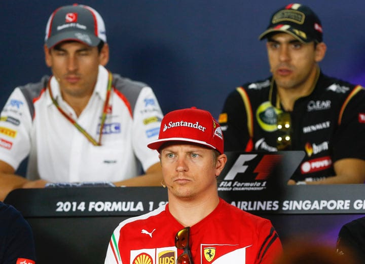 Ganz anders Kimi Räikkönen. Mit gewohnt ernster Miene lässt er die Pressekonferenz über sich ergehen.