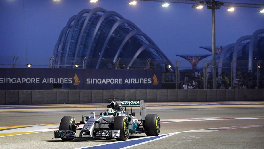 Die Mercedes-Piloten Lewis Hamilton (im Bild) und Nico Rosberg halten sich noch zurück. Im zweiten Training macht mit dem Engländer zumindest einer der Topfavoriten ernst und schnappt sich die Tagesbestzeit.