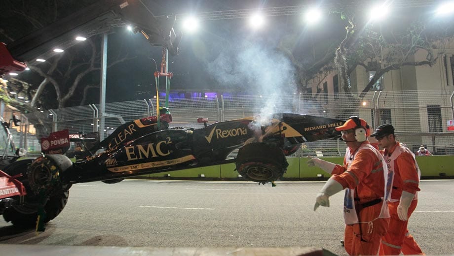 Pastor Maldonado kracht mit seinem Lotus in die Streckenmauer.