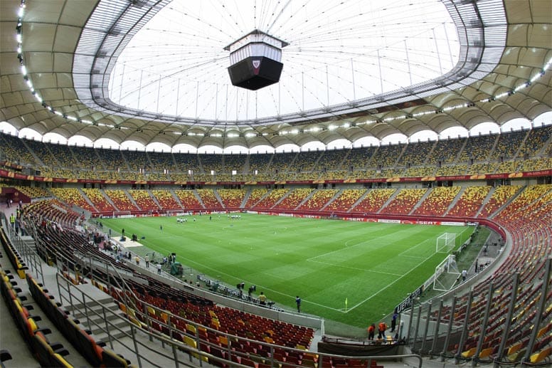 Die Ähnlichkeit des rumänischen Nationalstadions mit der Commerzbank-Arena in Frankfurt am Main ist nicht von der Hand zu weisen. Das gleiche Aussehen kommt nicht von ungefähr – beide Stadien wurden von demselben Architekturbüro entworfen.