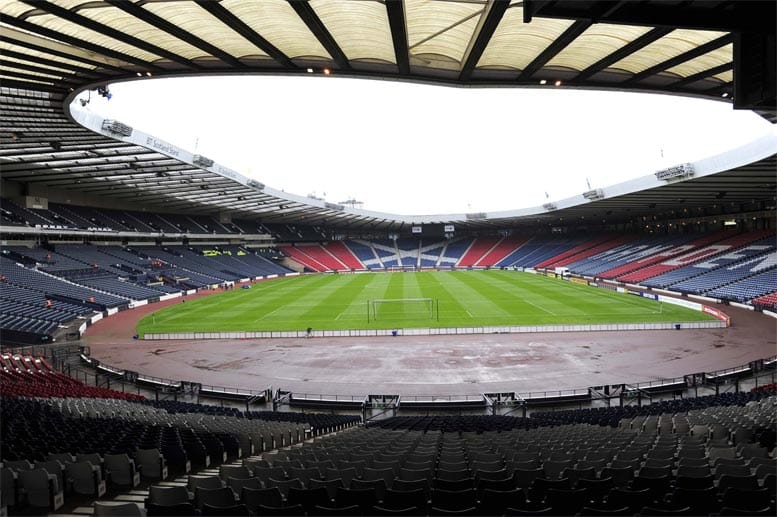 Drei Vorrundenspiele und ein Achtelfinale werden im Glasgower Hampden Park ausgetragen. Das altehrwürdige Spielstätte galt zu Beginn des 20. Jahrhunderts als das größte Stadion der Welt, das fast 150.000 Fans Platz bot. Seit 2013 ist die Zuschauerzahl im Hampden Park auf 51.866 Personen begrenzt.