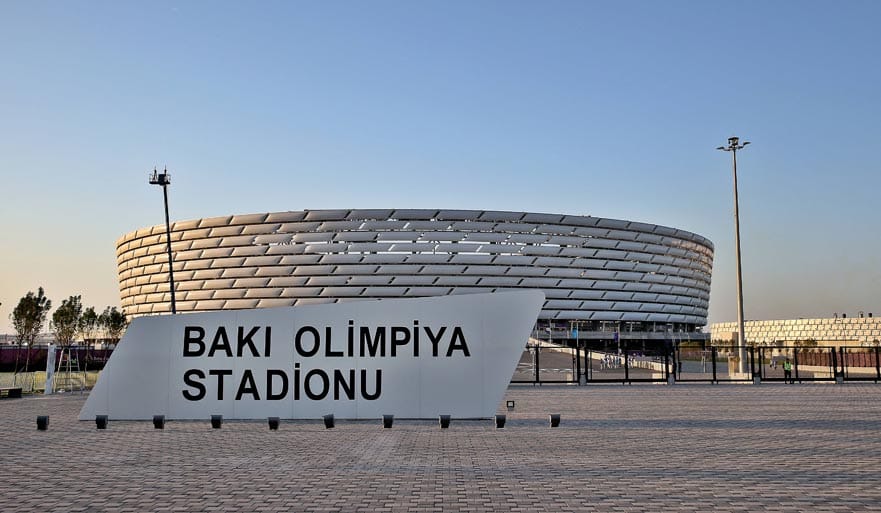 Baku ist die große Überraschung bei der Spielort-Vergabe der UEFA. Drei Vorrundenspiele und ein Viertelfinale werden hier stattfinden. Das Baku Nationalstadion von Aserbaidschans Hauptstadt hat eine Kapazität von 69.870 Zuschauer und löst die alte Heimat der Nationalmannschaft, das Tofik Bahramov Stadion, ab. Die Kosten für das neue Stadion stiegen von geplanten 300 auf über 710 Millionen US-Dollar.