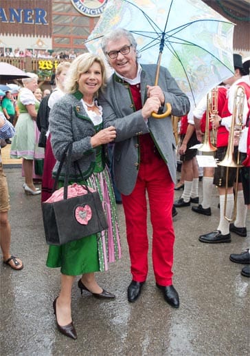Das Schlagerduo Marianne und Michael kamen mit Regenschirm aufs Oktoberfest.