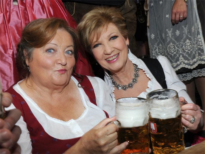 Prost! Carolin Reiber (r.) und Schauspielerin Marianne Sägebrecht feiern zusammen.