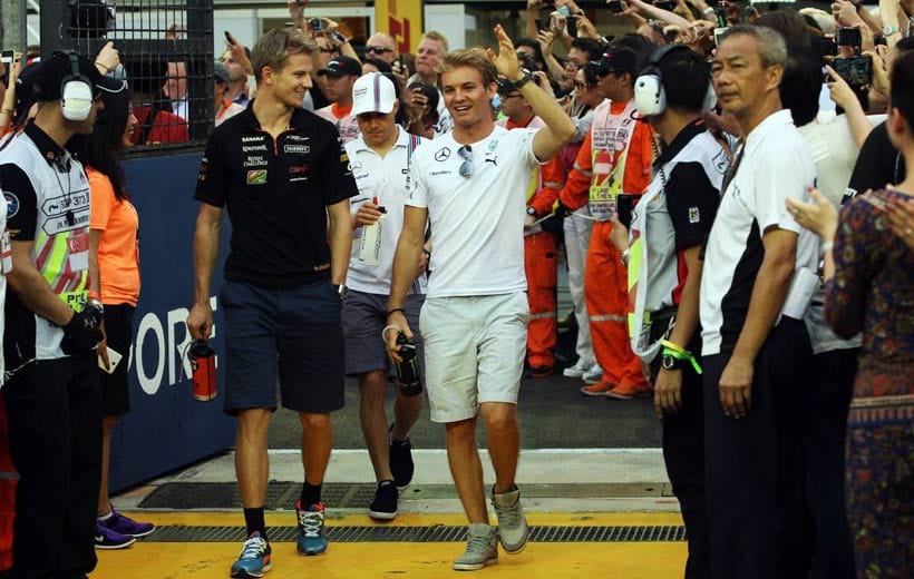Nico Hülkenberg (li.) und seinen Namensvetter Nico Rosberg (re.) sind gut gelaunt.