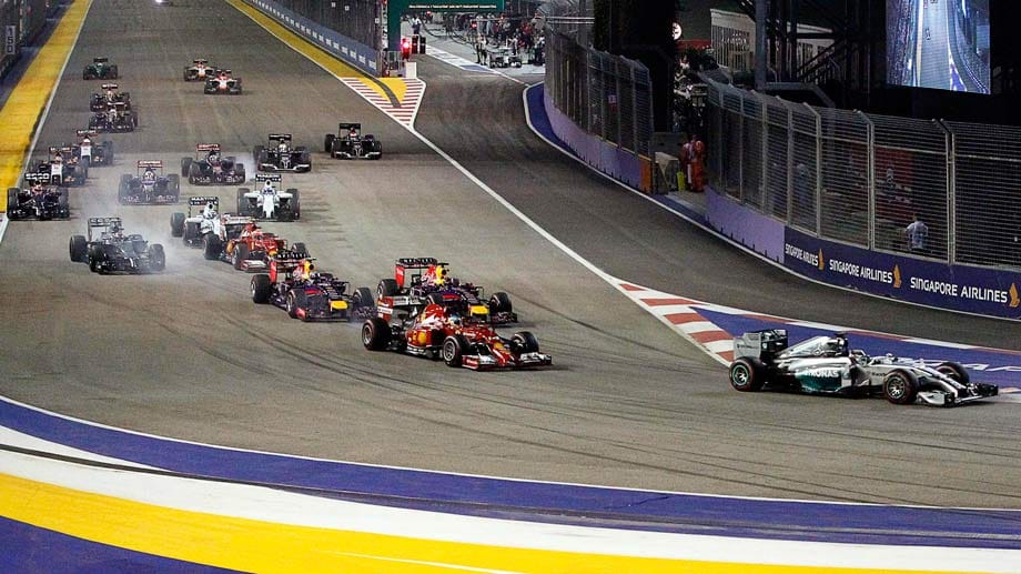 Am Start behält Hamilton seine Führung (re.). Im Kampf um Platz zwei setzt sich Vettel durch.