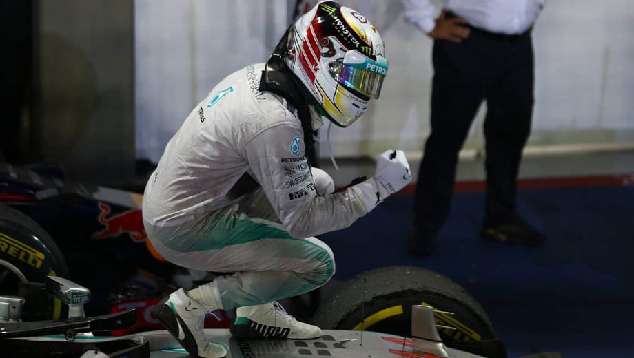 Lewis Hamilton gewinnt den Großen Preis von Singapur und schnappt sich die WM-Führung.
