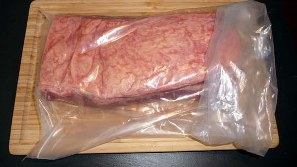 Möglichkeit 2: Die Reifung im speziellen Beutel. Das Fleisch wird umsichtig und mit größter Hygiene in die Reifebeutel gepackt.
