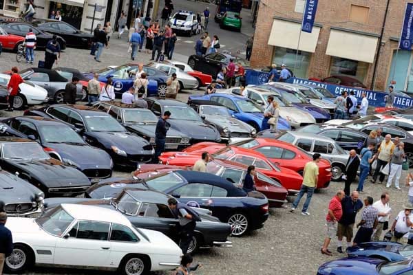 Über 200 Fahrzeuge kamen zur großen Geburtstagstour zusammen.