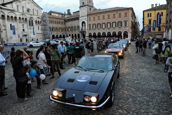 Bei Ortsdurchfahrten – hier im Herzen Modenas – ließen es Fahrer wie der Maserati-Indy-Pilot ruhiger angehen.
