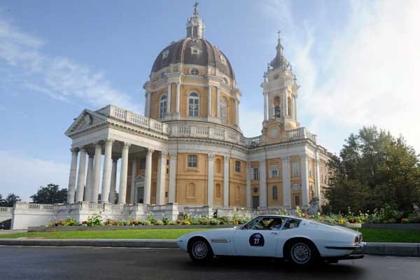 Design und Architektur im Gegensatz: So schlicht die Linienführung des Maserati Ghibli von 1966, so opulent die Bauwerke des Piemont.