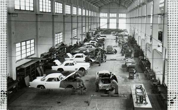 Entspannte Handarbeit prägte jahrzehntelang die Produktionsphilosophie von Maserati – hier ein Rückblick in die 1950er-Jahre.