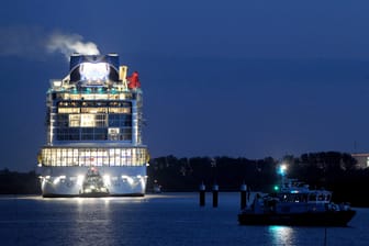 Niedrigwasser hat die erste Reise des bislang größten in Deutschland gebauten Kreuzfahrtschiffes unterbrochen.