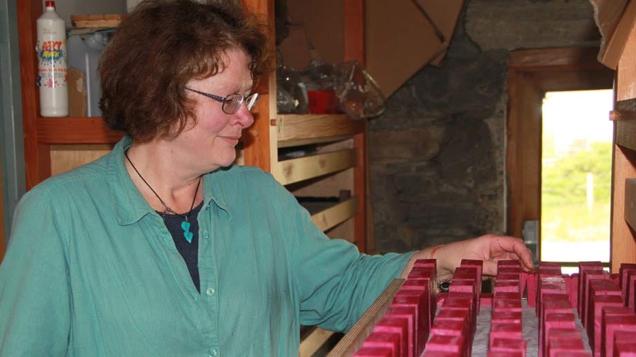 Herrin der Düfte: Linda Sutherland stellt auf der Insel Lewis Seifen nach traditionellen Rezepten her.